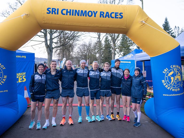 Runners under a 5m wide inflatable race arch